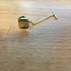 Men’s Gold Colored Square Designed Tie Pin With Chain. NWOT